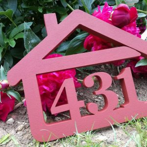 súpisné číslo na dom v tvare domčeka - 3 číslice - červená
