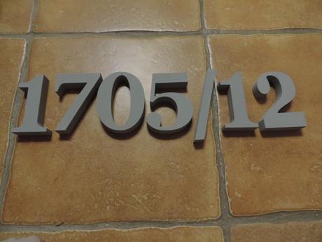 súpisné číslo na dom Georgoa Bold, farba siva