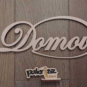 Drevený výrez domov s oblúkom