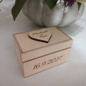 Drevená krabička na obrúčky s dátumom a menami, gravírovaná natur